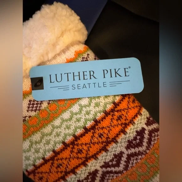 NWT Women’s Luther Pike Seattle Holiday Themed Non-Skid Slipper Socks - Picture 10 of 11